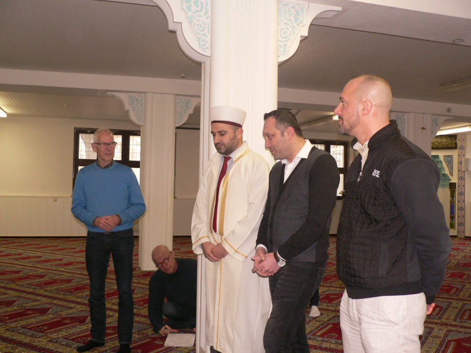 von links stehend Jürgen Küchler mit dem Imam , Vorsitzender der islamischen Gemeinde Turan Gülecin und ein Mitglied 