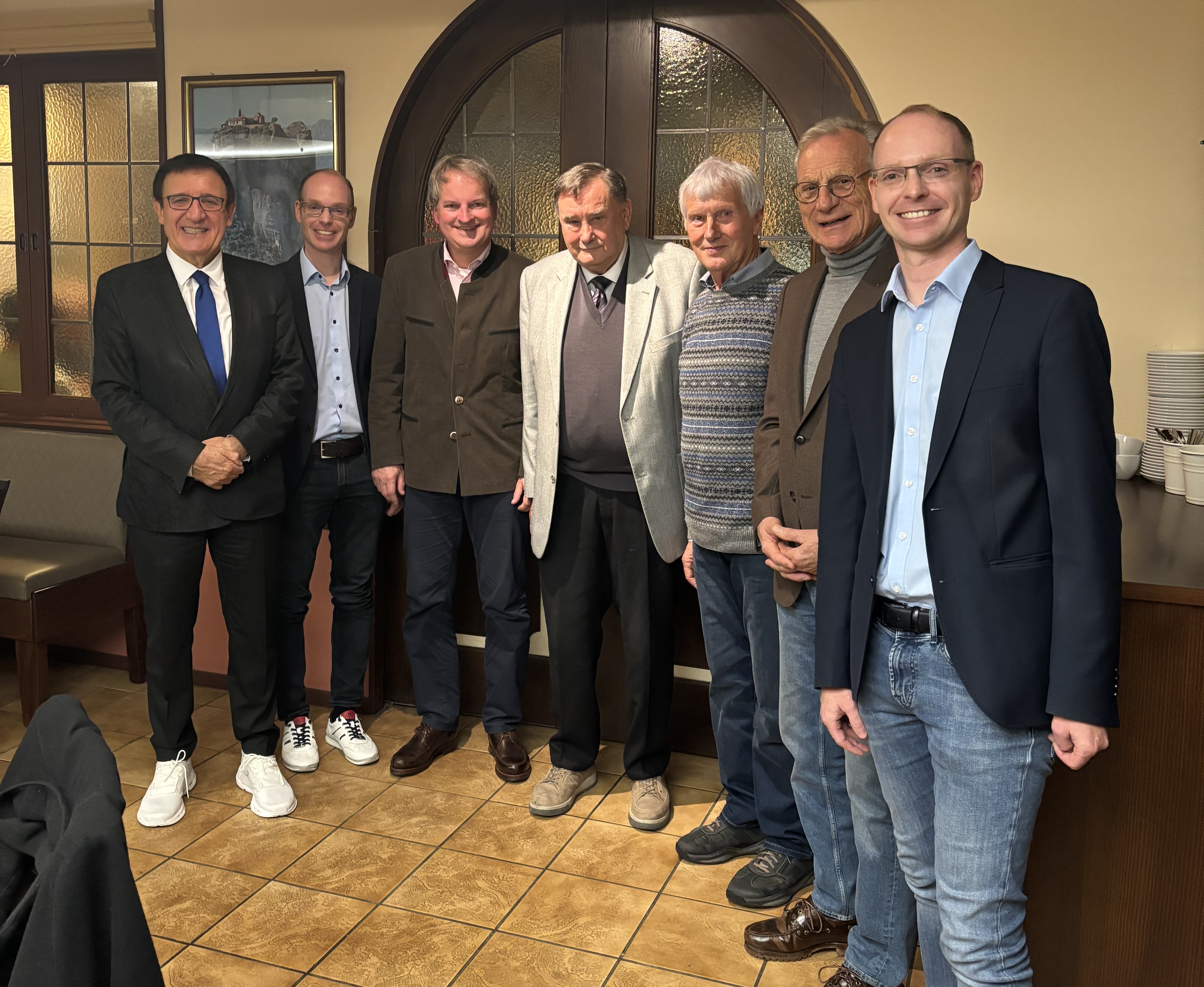 Bilder von links: Kreisvorsitzender Prof. Dr. Wolfgang Reinhart, Stadtverbandsvorsitzender Jochen Wltz, Andreas Krcher, Erich Saur, Bernd Hartmannsgruber, Prof. Stefan Glser, Fraktionsvorsitzender Axel Wltz
